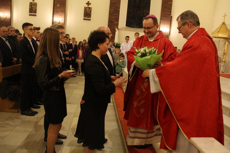 Młodzież bierzmowana solidarna z prześladowanymi chrześcijanami