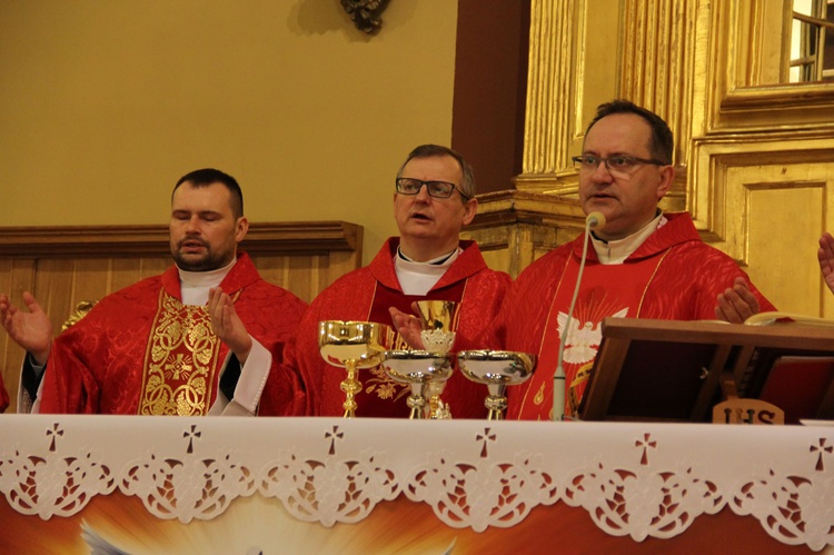 Młodzież bierzmowana solidarna z prześladowanymi chrześcijanami