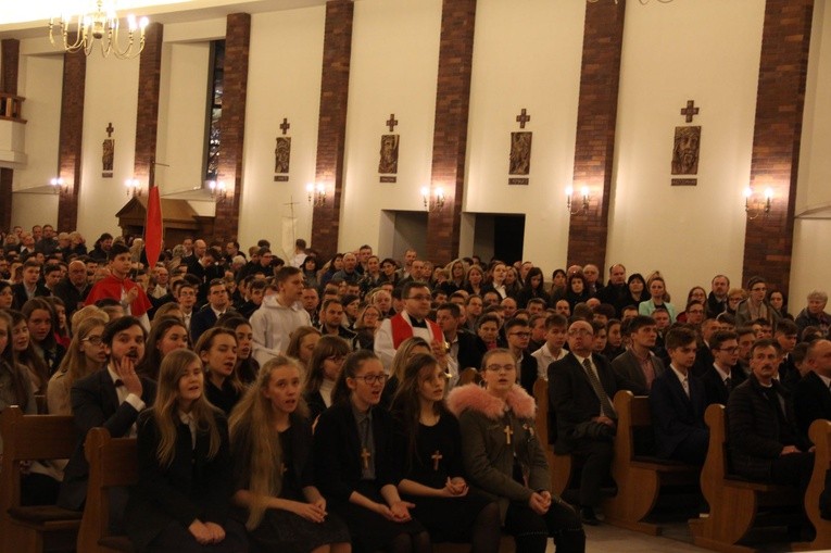 Młodzież bierzmowana solidarna z prześladowanymi chrześcijanami