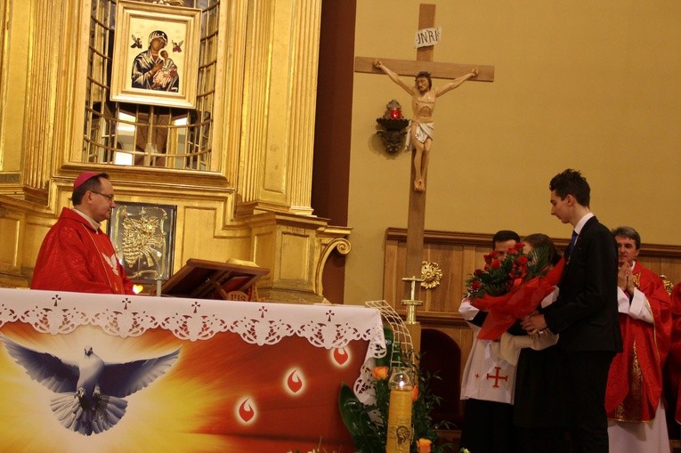 Młodzież bierzmowana solidarna z prześladowanymi chrześcijanami