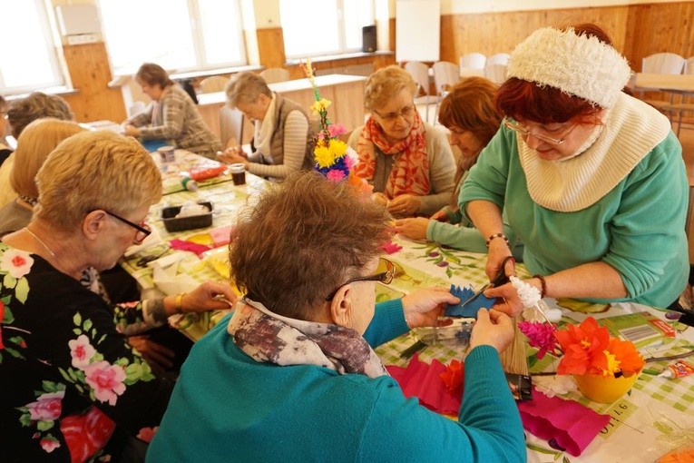 Warsztaty robienia palm w parafialnym klubie seniora w Wałbrzychu