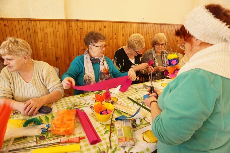 Warsztaty robienia palm w parafialnym klubie seniora w Wałbrzychu