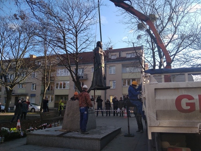 Sąd: Oskarżeni winni przewrócenia pomnika ks. prałata Henryka Jankowskiego, ale bez kary