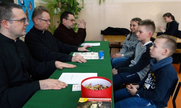 Egzaminom przewodniczył ks. Jacek Kucharski (drugi z lewej), moderator Dzieła Biblijnego Diecezji Radomskiej