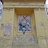 Wandale zdewastowali zabytkową drogę krzyżową w Trzebnicy