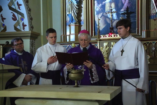 Poświęcenie ołtarza w Mokrem