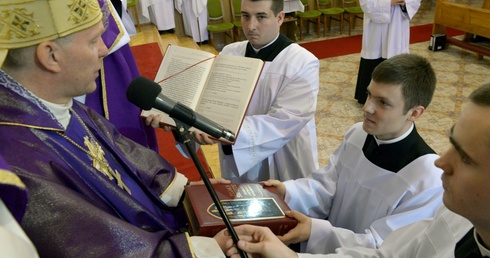 Liturgii z otrzymaniem posług przewodniczył bp Piotr Turzyński