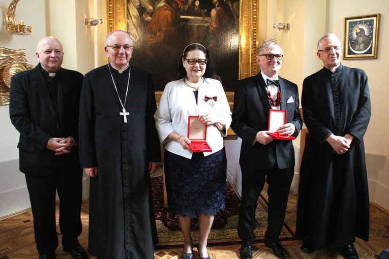 Uroczyste wręczenie orderów odbyło się w kaplicy biskupiej