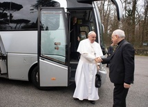 Franciszek przybywa do domu rekolekcyjnego