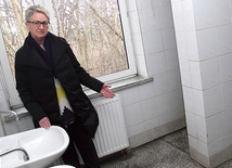 – Węzeł sanitarny wymaga gruntownego remontu  – mówi Zofia Stodoła.