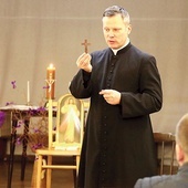 Ks. Piotr Leśniak podczas spotkań w góreckim domu parafialnym.