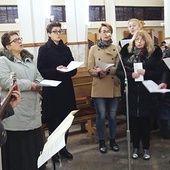 Parafialna grupa muzyczna dorosłych towarzyszy sobotnim spotkaniom w andrychowskim kościele św. Stanisława.