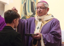 Metropolita gdański posypał popiołem głowy uczestniczących w Mszy św. wiernych.