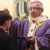 Metropolita gdański posypał popiołem głowy uczestniczących w Mszy św. wiernych.