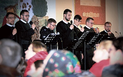 Oratorium wykonuje 12 kleryków WSD w Tuchowie.
