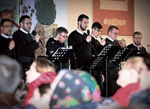Oratorium wykonuje 12 kleryków WSD w Tuchowie.