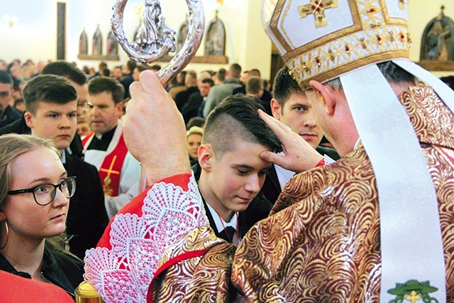 Biskup tarnowski Andrzej Jeż prosił młodych w Dębicy, by nie byli straconym pokoleniem.