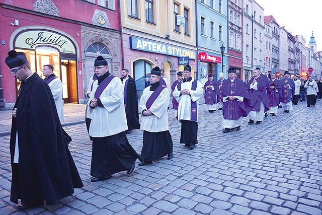 Uczestnicy procesji pokutnej prosili o wsparcie wszystkich świętych.