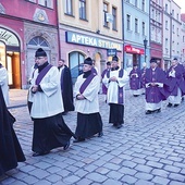 Uczestnicy procesji pokutnej prosili o wsparcie wszystkich świętych.