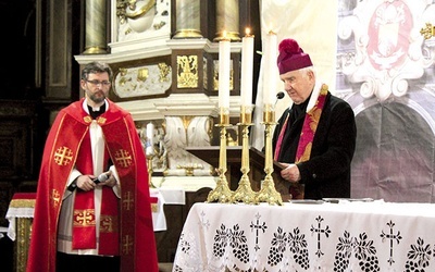 Katedra w Świdnicy. Bp Ignacy Dec i ks. Włodzimierz Binkowski.