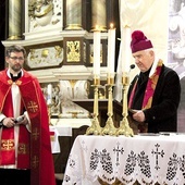 Katedra w Świdnicy. Bp Ignacy Dec i ks. Włodzimierz Binkowski.