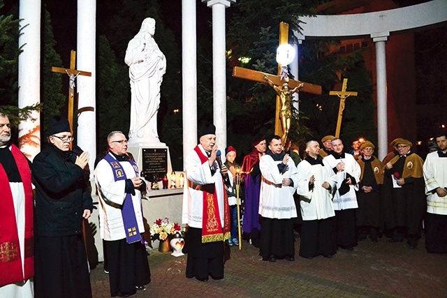 ▲	Nabożeństwo zakończyło błogosławieństwo udzielone przez wszystkich duszpasterzy.