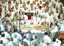 ▲	Eucharystia  na rozpoczęcie peregrynacji obrazu opiekuna Świętej Rodziny.