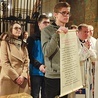 ▲	Młodzież przekazała biskupowi akty zawierzenia swojej młodości i dorosłości Królowej Polski.