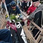 Ks. Grzegorz Wójcik, jedliński proboszcz, stwierdził, że Śmierć naprawdę nie żyje, i podpisał akt, który pozwolił pochować ją na lokalnym cmentarzu.