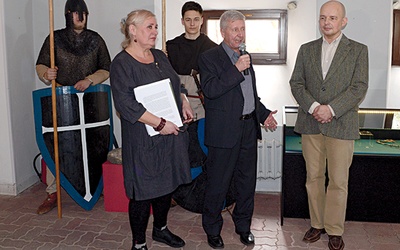 O ekspozycji opowiada Adam Zieleziński (w środku). Obok niego Małgorzata Cieślak-Kopyt i Maciej Trzeciecki, kierownik prac archeologicznych na Piotrówce.