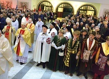 Głównym celebransem Eucharystii w świątyni  pw. św. Kazimierza był biskup ordynariusz.