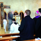 ▲	W adoracji krzyża uczestniczyli biskupi, księża i klerycy.