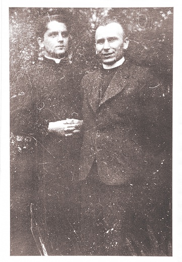 ▲	Przed aresztowaniem ks. Jan (z prawej) pracował jako wikary w Rudzie Śląskiej.