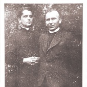 ▲	Przed aresztowaniem ks. Jan (z prawej) pracował jako wikary w Rudzie Śląskiej.