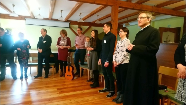 Uczestnicy gromadzili się na wspólnej modlitwie i konferencjach.