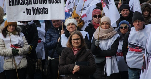 Katowice: kilkuset nauczycieli pikietowało Urząd Wojewódzki