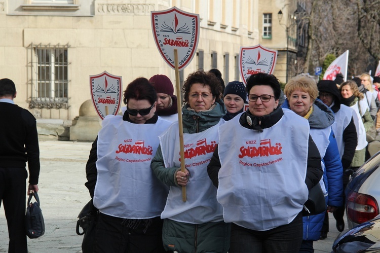 Katowice: Nauczyciele pikietują Śląski Urząd Wojewódzki + paski nauczycieli