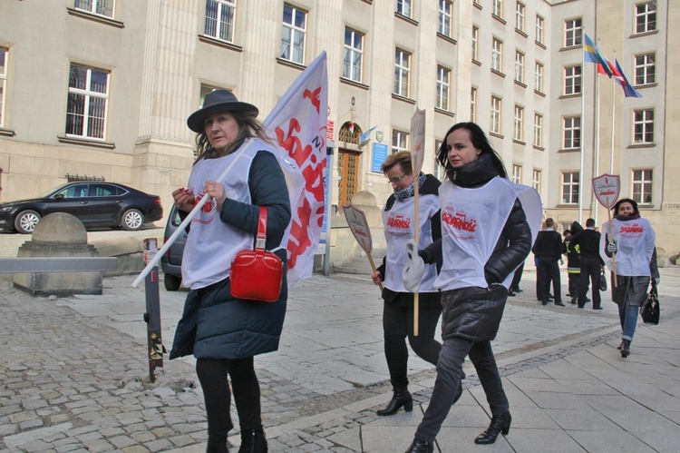 Katowice: Nauczyciele pikietują Śląski Urząd Wojewódzki + paski nauczycieli