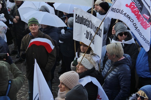 Katowice: Nauczyciele pikietują Śląski Urząd Wojewódzki + paski nauczycieli