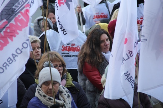 Katowice: Nauczyciele pikietują Śląski Urząd Wojewódzki + paski nauczycieli