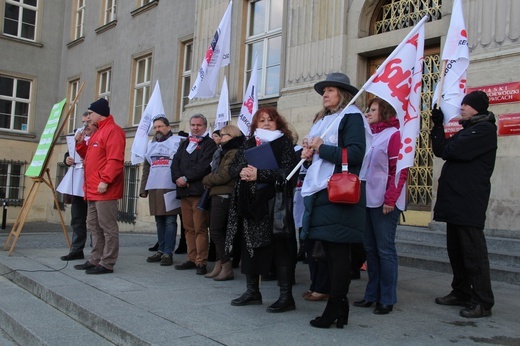 Katowice: Nauczyciele pikietują Śląski Urząd Wojewódzki + paski nauczycieli