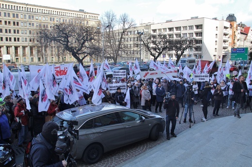 Katowice: Nauczyciele pikietują Śląski Urząd Wojewódzki + paski nauczycieli