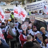 Katowice: Nauczyciele pikietują Śląski Urząd Wojewódzki + paski nauczycieli