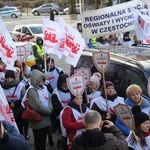 Katowice: Nauczyciele pikietują Śląski Urząd Wojewódzki + paski nauczycieli