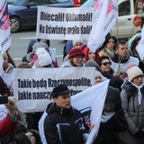 Katowice: Nauczyciele pikietują Śląski Urząd Wojewódzki + paski nauczycieli