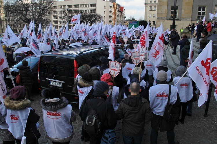 Katowice: Nauczyciele pikietują Śląski Urząd Wojewódzki + paski nauczycieli