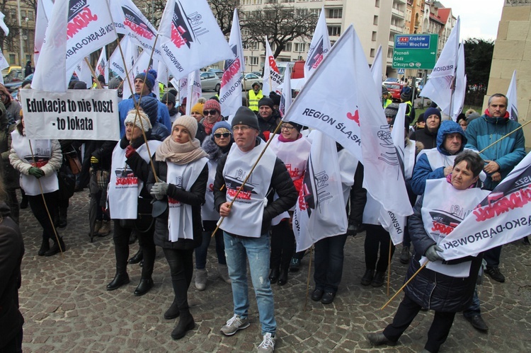 Katowice: Nauczyciele pikietują Śląski Urząd Wojewódzki + paski nauczycieli