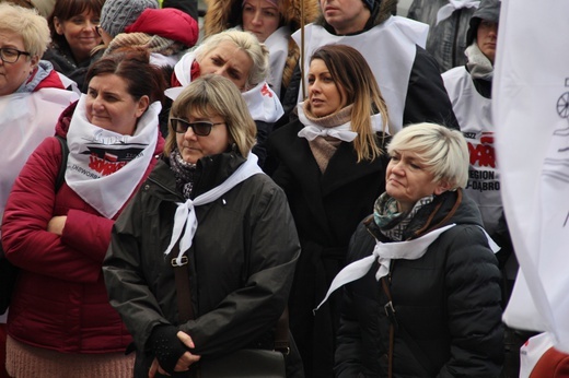Katowice: Nauczyciele pikietują Śląski Urząd Wojewódzki + paski nauczycieli