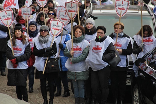 Katowice: Nauczyciele pikietują Śląski Urząd Wojewódzki + paski nauczycieli