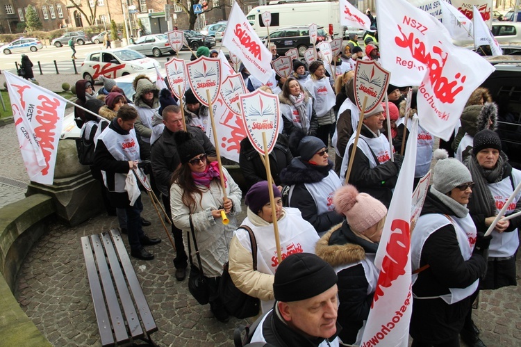 Katowice: Nauczyciele pikietują Śląski Urząd Wojewódzki + paski nauczycieli